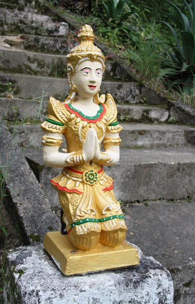 Standbeeld van Boedha en oude trappen — Stockfoto