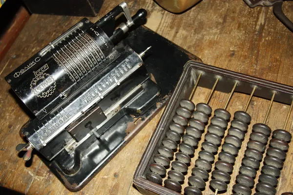 Retro beräkna bearbetar med maskin och abacus Royaltyfria Stockfoton