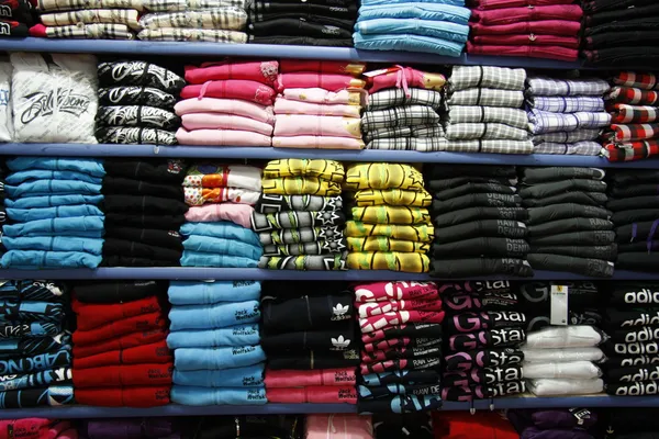 Loja prateleira com roupas coloridas — Fotografia de Stock