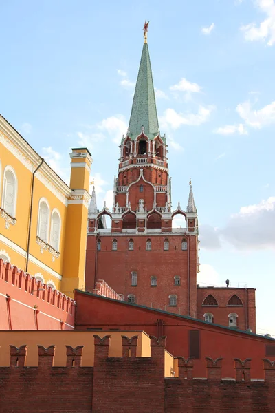 The tower and the wall of the Kremlin — Stock Photo, Image