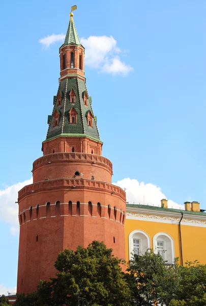 De rode bakstenen toren van het kremlin — Stockfoto