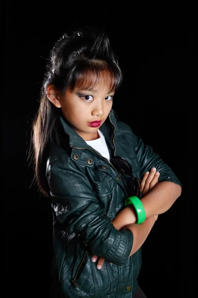 Güzel Asyalı kız deri ceket ve onun başında bir taç ile — Stok fotoğraf