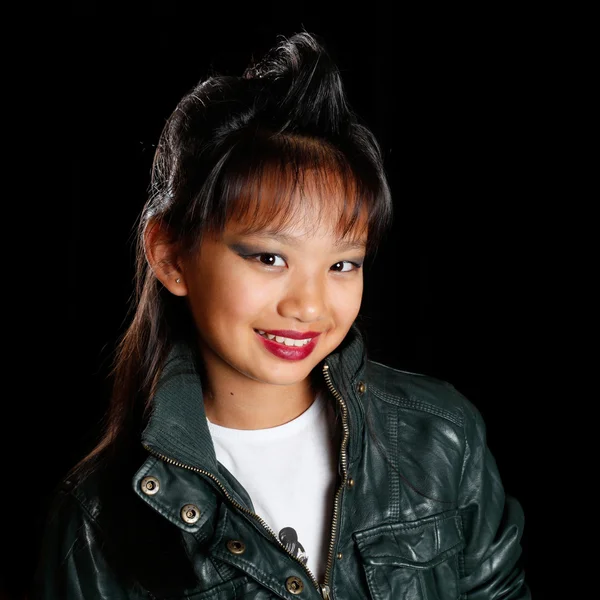 Asiática chica con un peinado de moda sonriendo —  Fotos de Stock