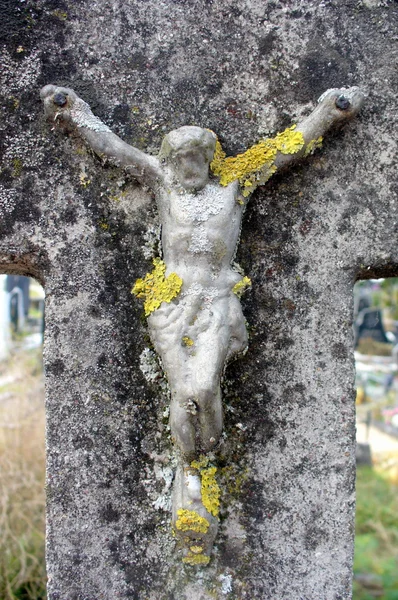 Jesus Cristo em uma cruz de pedra — Fotografia de Stock