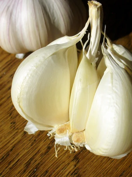 Garlic on wooden background — Stock Photo, Image