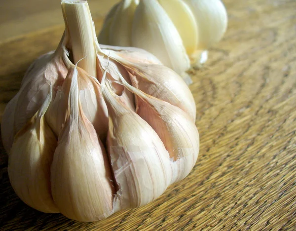 Garlic on wooden background — Stock Photo, Image