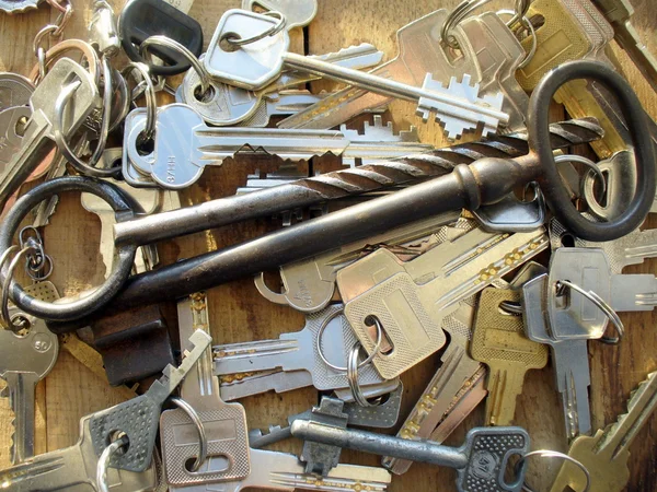 stock image Keys on a wooden background