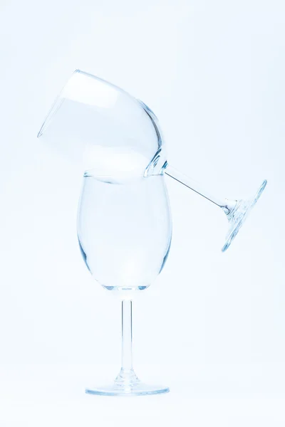 Copo de vinho vazio em pé sobre um copo de vinho — Fotografia de Stock