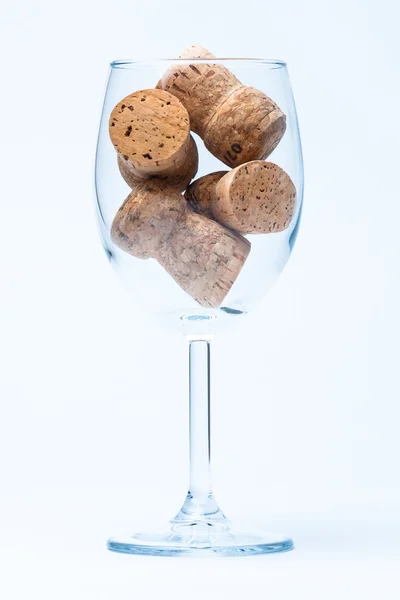 Jednego kieliszka wina z korki butelek — Zdjęcie stockowe