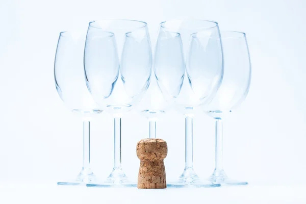 Cam şarap ayakta simetrik olarak mantar — Stok fotoğraf