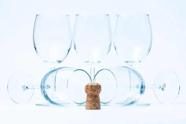 Suporte de vinho de vidro e mentira simetricamente com cortiça — Fotografia de Stock