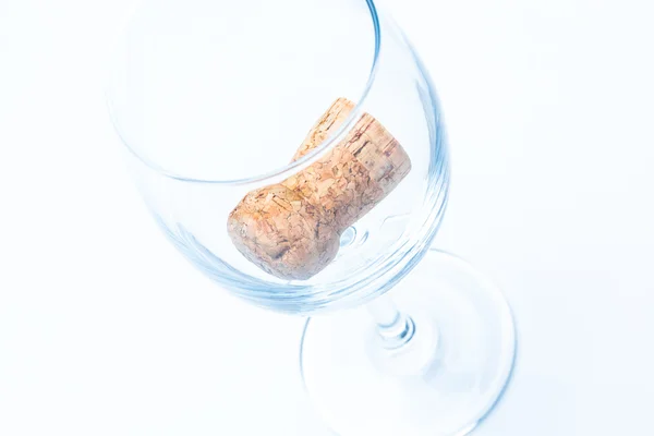 Ενιαία ποτήρι κρασί με φελλό από ένα μπουκάλι — Φωτογραφία Αρχείου