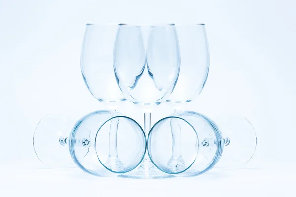 Empty wine glasses stand and lie symmetrically — Stock Photo, Image