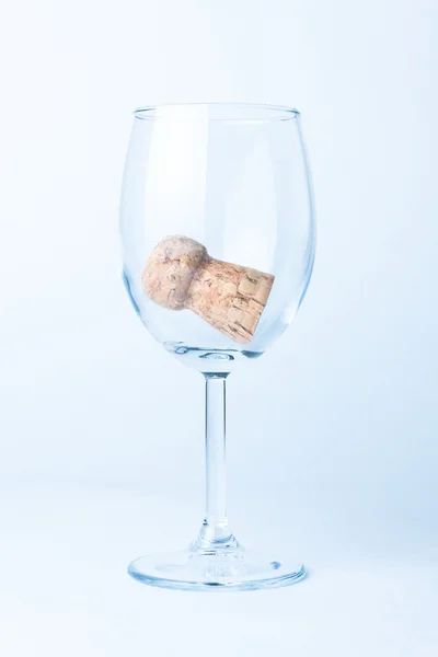 Jeden kieliszek wina z korka z butelki — Zdjęcie stockowe
