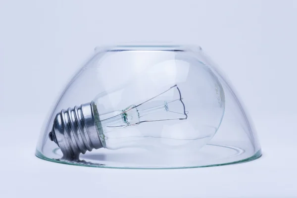 Lampe ist mit einer Glasschale bedeckt Stockbild