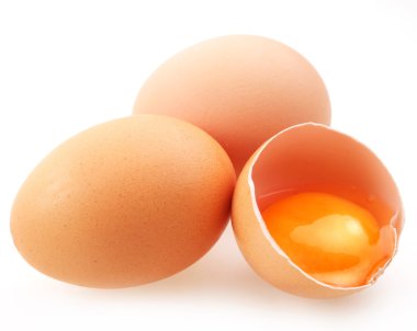 Beyaz arkaplanda kahverengi yumurtalar.