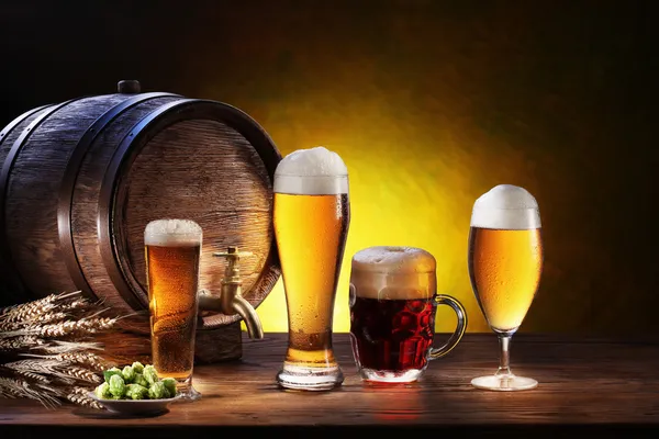 Barril de cerveza con vasos de cerveza en una mesa de madera . —  Fotos de Stock