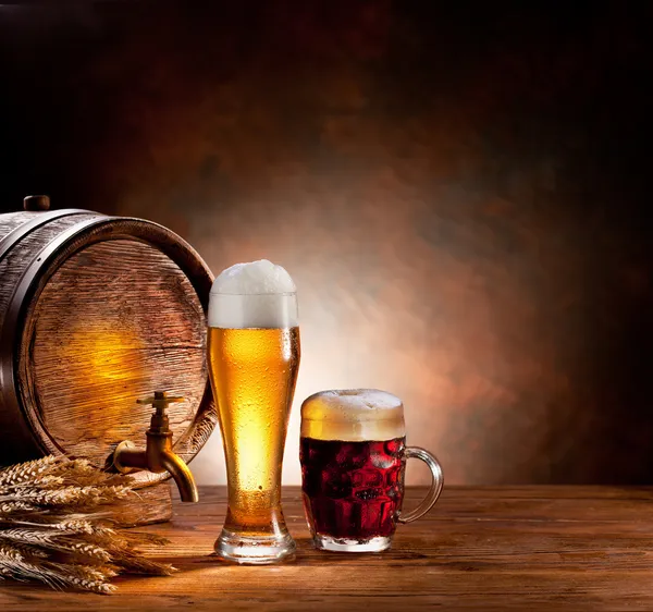 Barril de cerveja com copos de cerveja em uma mesa de madeira . — Fotografia de Stock