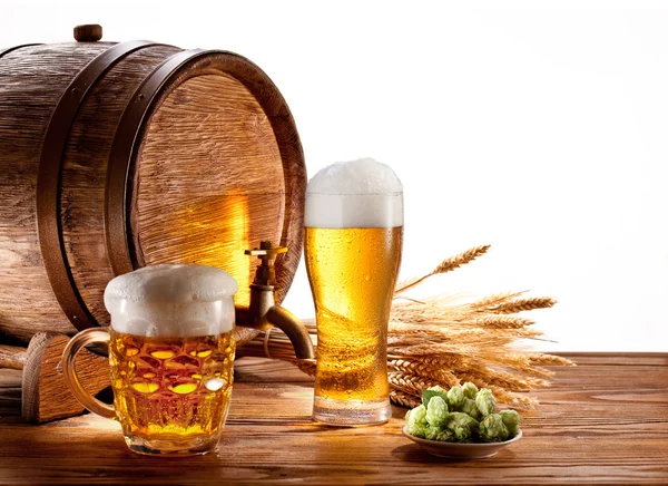 Beczka piwa z szklanki piwa na drewnianym stole. — Zdjęcie stockowe
