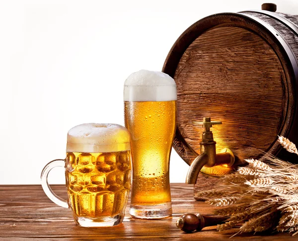 Barril de cerveja com copos de cerveja em uma mesa de madeira . — Fotografia de Stock