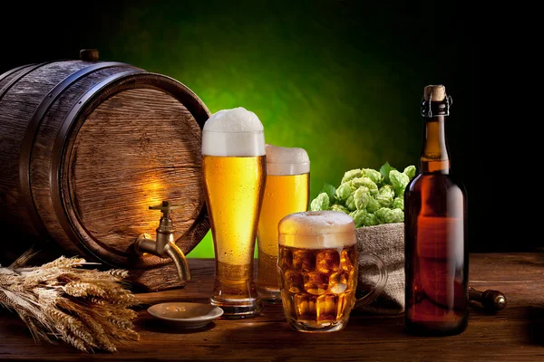 Baril de bière avec verres à bière sur une table en bois . — Photo