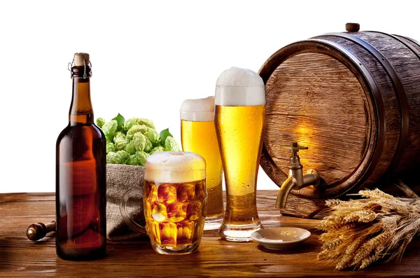 Bira varil bira gözlük ahşap bir masa üzerinde. — Stok fotoğraf