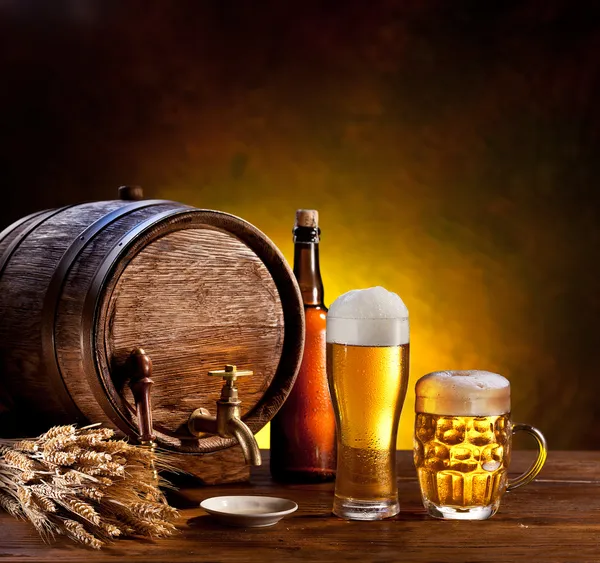 Barile di birra con bicchieri di birra su un tavolo di legno . — Foto Stock