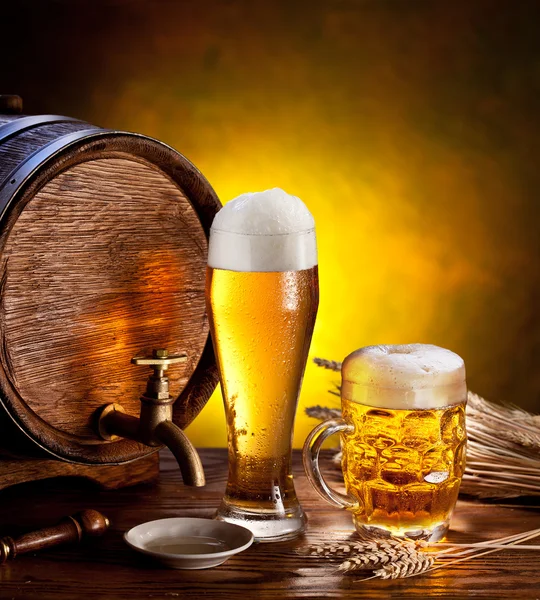 Bira varil bira gözlük ahşap bir masa üzerinde. — Stok fotoğraf