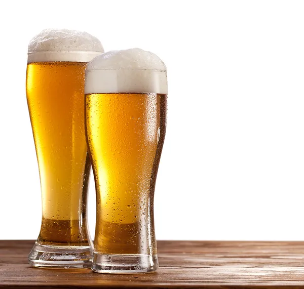 两个杯子的木桌上的啤酒. — 图库照片