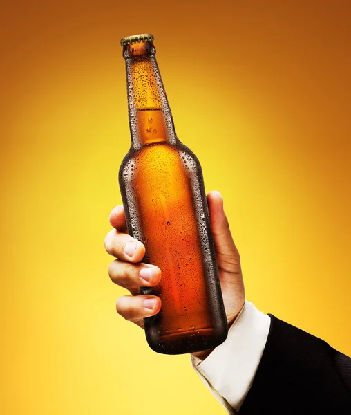 Garrafa de cerveja na mão de um homem — Fotografia de Stock