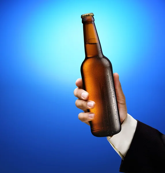 Пляшка пива в руці чоловіка — стокове фото