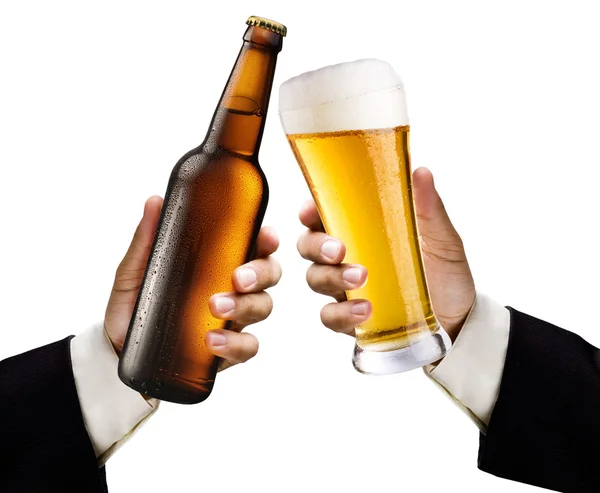 两名男子手中的玻璃和一瓶啤酒 — 图库照片