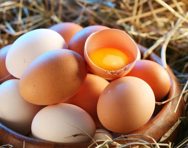 Chicken eggs in the straw. — Stock Photo, Image