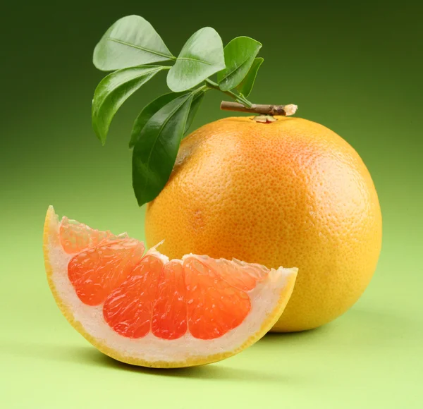 Grapefruit mit Blättern — Stockfoto