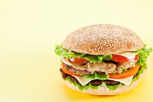 Hamburger su sfondo giallo — Foto Stock