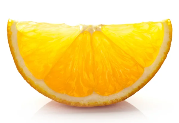 Tranche d'orange sur fond blanc. — Photo
