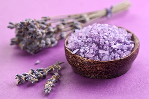 Meersalz und getrockneter Lavendel — Stockfoto