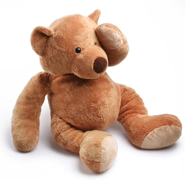 Kranker Teddybär mit Gips auf dem Kopf. isoliert auf weißem Hintergrund. — Stockfoto