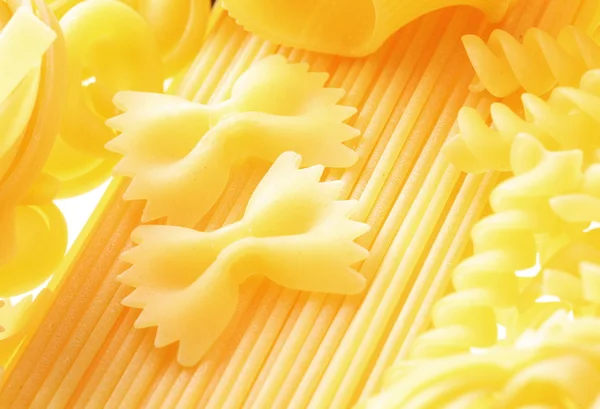 Nära upp skott av olika typer av rå pasta. — Stockfoto