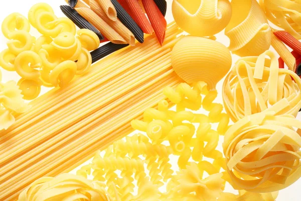 Foto ravvicinata di diversi tipi di pasta cruda . — Foto Stock