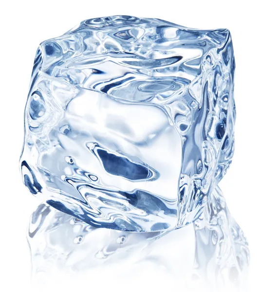 Cubo de gelo sobre fundo branco. — Fotografia de Stock