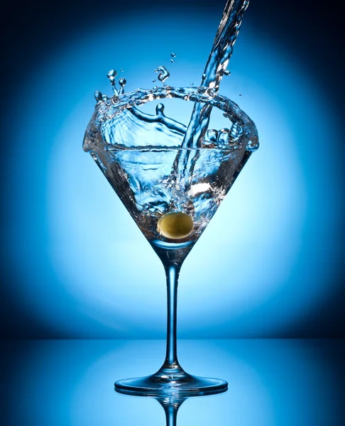 Splash martini de azeitonas voadoras . — Fotografia de Stock