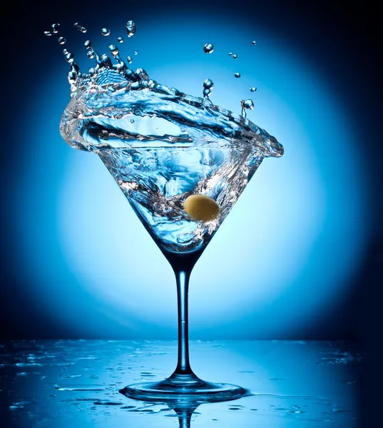 Splash martini z latające oliwki. — Zdjęcie stockowe