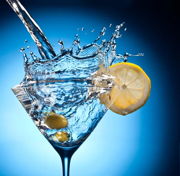 Splash van gieten martini in het glas. — Stockfoto