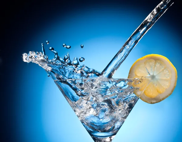 Stänk från hälla martini i glaset. — Stockfoto
