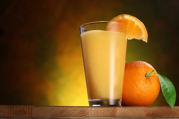 Апельсин і склянка соку — стокове фото