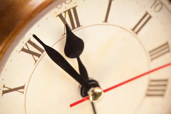 Alarm clock är en om 12 PM.. — Stockfoto