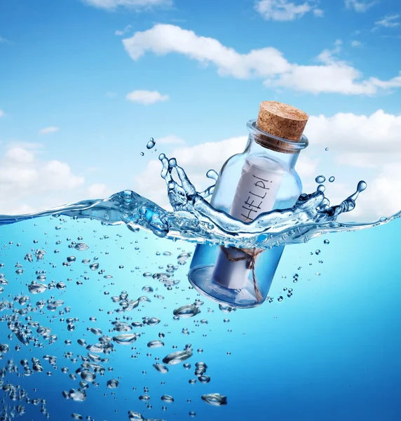 Flasche mit Hilfestellung schwimmt in den Wellen des Meeres. — Stockfoto