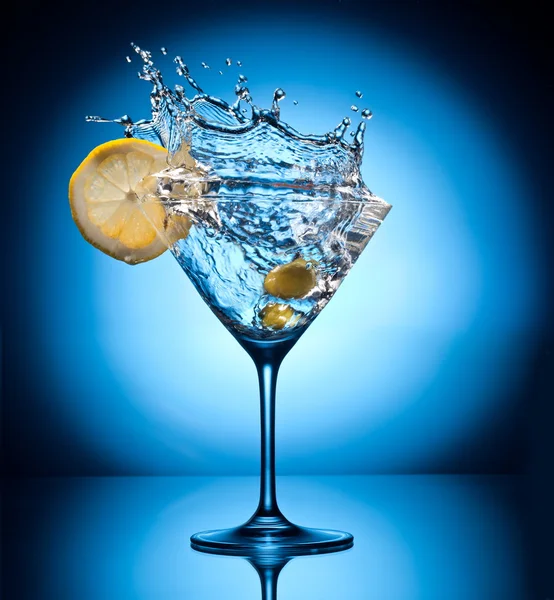 Splash martini from flying olives. — Stock Photo, Image