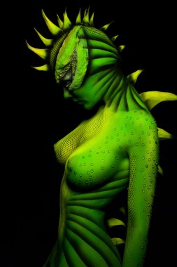 kadın-dragon bodyart